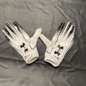 Like new Under Armour Boys’ Football Gloves in Medium